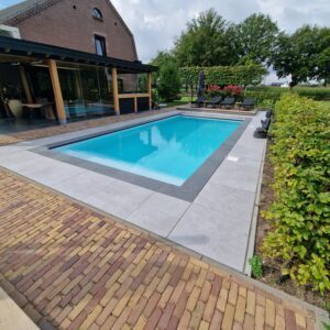 Zwembad Zwemvijver Plunge pool in Udenhout, Berkel-Enschot, Tilburg, Goirle, Hulten, Breda, Brabant en Dongen – Ontdek onze luxe plunge pools en zwembaden, perfect voor verkoeling en ontspanning in de regio Tilburg. Wij bieden een volledige service aan, inclusief de aanleg van zwembaden en zwemvijvers, onderhoud, techniekruimte, verbouw en ombouw. Daarnaast zijn wij gespecialiseerd in renovatiewerk en folie lassen. Onze compacte zwembaden en op maat gemaakte plunge pools zijn ideaal voor kleinere tuinen en bieden een stijlvolle oplossing voor jouw buitenruimte. Ervaar de hoogste kwaliteit en service met onze uitgebreide zwembad- en zwemvijverdiensten in Udenhout, Berkel-Enschot, Tilburg, Goirle, Hulten, Breda en Dongen.