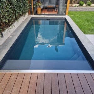 Strak buitenzwembad met automatische afdekking, gerealiseerd door HVD AQUA in Oisterwijk en omgeving