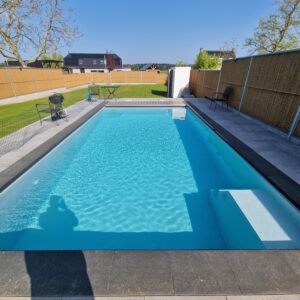 Modern maatwerk zwembad aangelegd door HVD AQUA in regio Tilburg en Breda