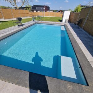 Modern maatwerk zwembad aangelegd door HVD AQUA in regio Tilburg en Breda